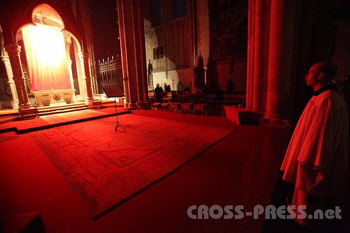 2012.04.05_20.03.01.jpg - Die Stiftskirche ist verdunkelt, nur das Fastentuch leuchtet noch. Die Schmerzensstunden Jesu. O Du unschuldiges Lamm, was hast Du für uns gelitten !!!