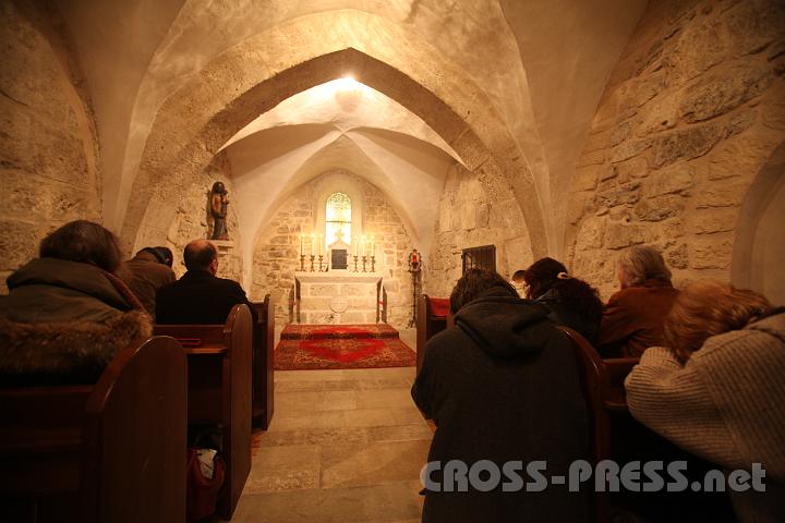 2012.04.05_20.13.02.jpg - In der Krypta konnte man am Gründonnerstag bis spät in die Nacht Jesus  besuchen und in Gedanken und Mitgefühl ein Stück mit Ihm durch Seine schweren Stunden gehen.