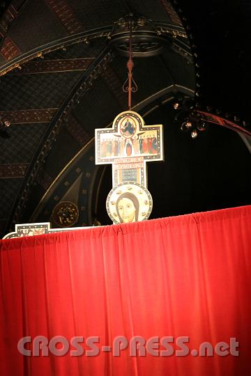 2012.04.07_22.21.29.jpg - Enthüllung des Kreuzes.