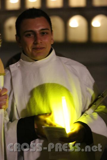 2012.04.08_00.14.10.jpg - Josef, der Neugetaufte im Taufkleid und mit "Osterlicht".  :)