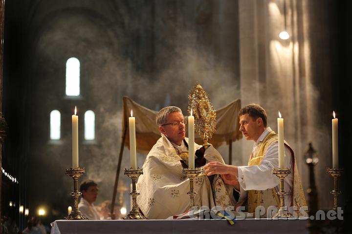 2012.04.08_10.20.35.jpg - Liebevolle Vorbereitung zur Prozession mit Jesus im Sakrament des Altares. Die drei hohen Fenster im westlichen, romanischen Teil der Kirche symbolisieren die Heiligste Dreifaltigkeit.