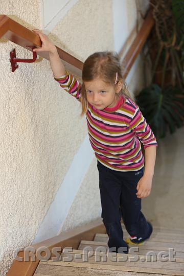 2012.04.27_18.57.05.jpg - Valerie auf dem Weg zur Tagung.  :)