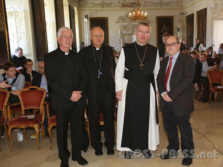 2012.04.27_14.09.03.jpg - Weihbischof Franz Lackner, Erzbischof Claudio M. Celli, Abt Maximilian Heim und Mitinitiator der Tagung Georg Schimmerl.