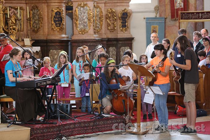 2012.07.17_17.45.19.jpg - Monika Hacker (an der Orgel) ist eine "Super-Pfarrfrau": neben ihrer Arbeit als Haush�lterin bet�tigt sie sich als Mesnerin und als "Pastoralassistentin" in P�llau und am P�llauberg. Sie hat eine wunderbare Stimme und versteht es, die Jugendlichen zum Mitmachen zu begeistern.