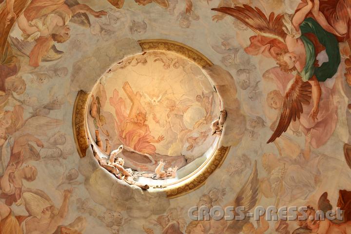 2012.07.17_17.54.40.jpg - Durch die oberste Kuppel der P�llauer Kirche, die nach dem gro�en Vorbild des Petersdomes gebaut wurde, fliegen die Englein ein und aus.  ;)