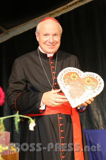 2012.07.20_10.41.56.jpg - Ein süßes Andenken an Pöllau für Kardinal Schönborn.