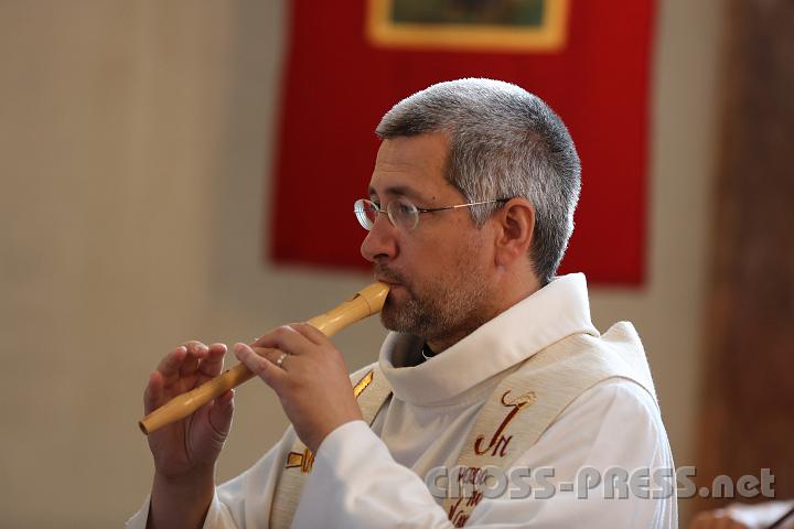 2012.07.20_12.06.28.jpg - Der Priester vom "Die Priester"-Trio, Andreas Schätzle, ist ein sehr vielseitiger Musiker: neben Gesang beherrscht er auch einige Instrumente.  :)