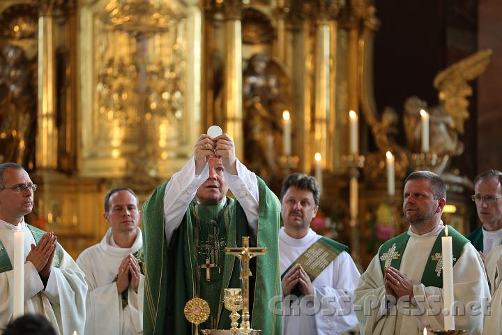 2012.07.20_12.11.00.jpg - Kardinal Schönborn bei der Elevation.