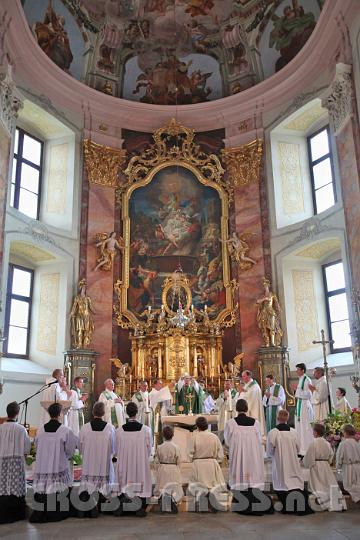 2012.07.20_12.14.46.jpg - Doxologie. Zwölf Priester und zwei Diakone bei der heiligen Messe in der Pfarrkirche Pöllau.