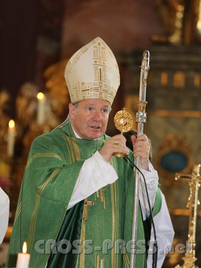 2012.07.20_12.37.06.jpg - Der Kardinal erteilt allen Anwesenden seinen Abschlusssegen mit der Reliquie des sel. Johannes Paul II.