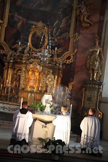 2012.07.20_15.06.58.jpg - Das Sakrament des Altares wird ausgesetzt.
