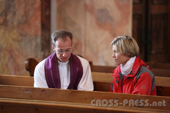 2012.07.20_16.09.42.jpg - An allen Ecken und Enden der großräumigen Pöllauer Pfarrkirche wird das Sakrament der Beichte in Anspruch genommen.