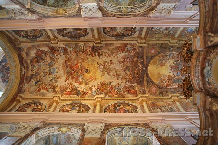 2012.07.20_17.53.27.jpg - Die wunderschön bemalte gewölbte Decke des Kirchenschiffes. Die Pfarrkirche Pöllau hat insgesamt 5.000 m² herrliche Fresken.