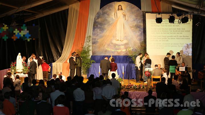 2012.07.20_21.01.40.jpg - Der höchste der vielen wunderbaren Höhepunkte des Familientreffens: die Erneuerung des Eheversprechens: "Ich erneuere heute mein JA zu Dir, dass ich Dich annehme als... und zu Dir stehe in guten und in bösen Tagen ..., Dich liebe, Dich achte, Dich hochschätze und ehre alle Tage unseres Lebens bis der Tod uns scheidet !".