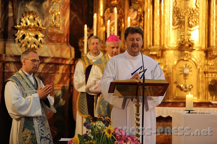 2012.07.21_11.43.23.jpg - Diakon Christian Ganneshofer liest das Evangelium.