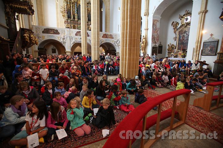 2012.07.21_11.51.22.jpg - Wallfahrtskirche Pöllauberg, vollbesetzt bis zum letzten Teppichsitzplatz. :)
