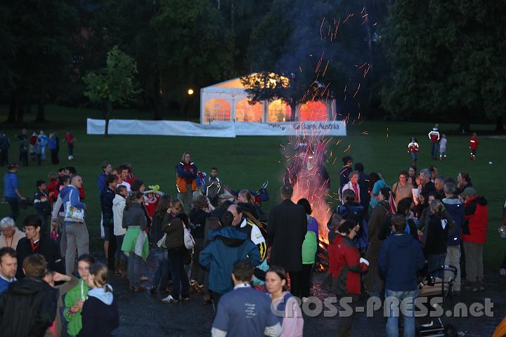 2012.07.21_21.15.49.jpg - Funkenflug in der Dämmerung.