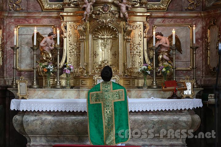2012.07.22_08.09.37.jpg - "Stille Messe" an einem Seitenaltar in der Pöllauer Pfarrkirche, zelebriert von P.Florian Birle.