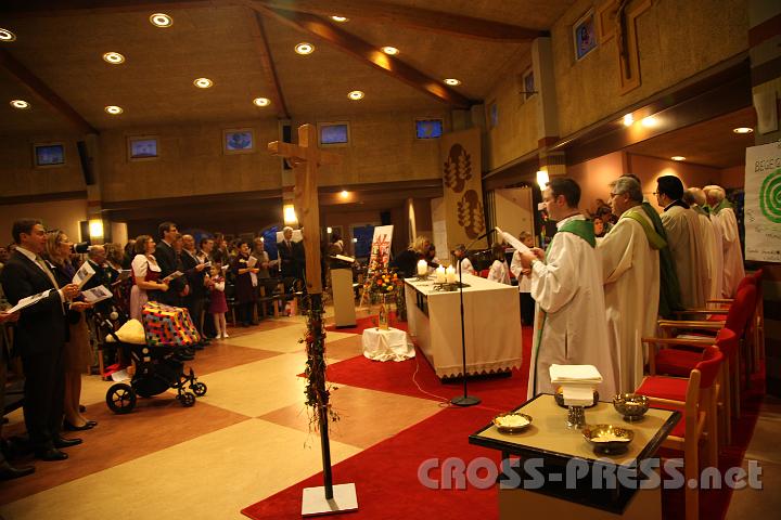 2012.11.18_16.14.48.jpg - Eva und DI Erich Berger, Leiter der Akademie für Familienpädagogik/Schönstatt am Kahlenberg, begrüßen die Familientrainer-Ehepaare und Gäste.