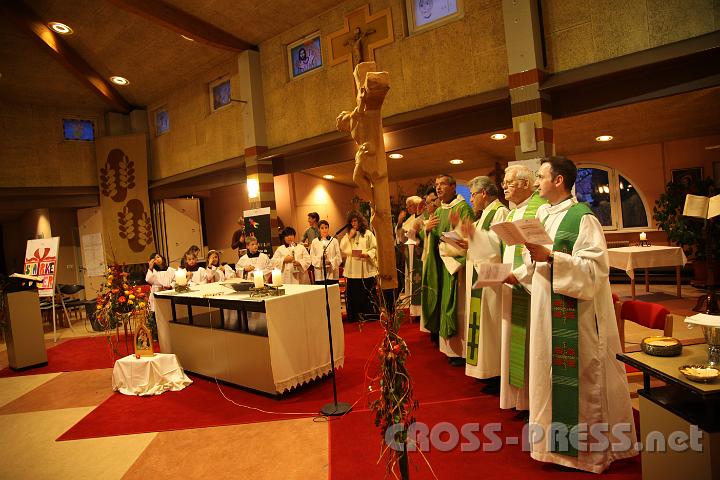 2012.11.18_16.15.25.jpg - Eva und DI Erich Berger, Leiter der Akademie für Familienpädagogik/Schönstatt am Kahlenberg, begrüßen die Familientrainer-Ehepaare und Gäste.