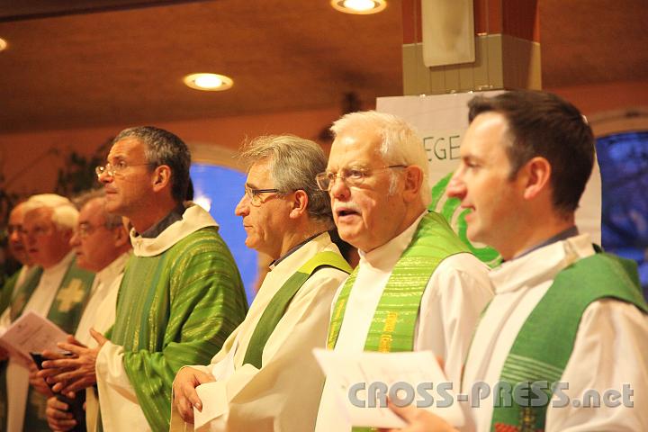 2012.11.18_16.15.40_03.jpg - Eva und DI Erich Berger, Leiter der Akademie für Familienpädagogik/Schönstatt am Kahlenberg, begrüßen die Familientrainer-Ehepaare und Gäste.