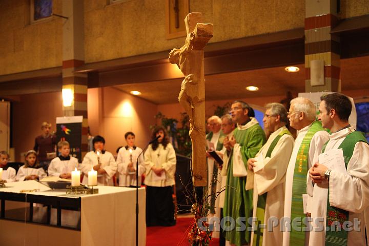 2012.11.18_16.16.15.jpg - Eva und DI Erich Berger, Leiter der Akademie für Familienpädagogik/Schönstatt am Kahlenberg, begrüßen die Familientrainer-Ehepaare und Gäste.