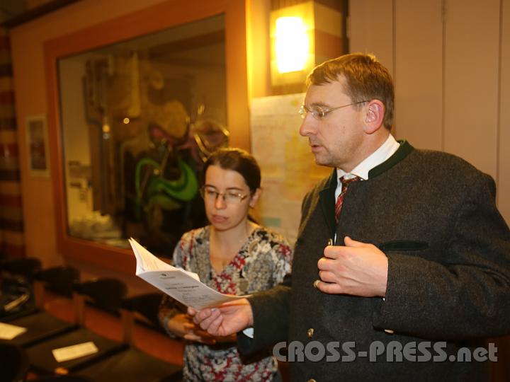 2012.11.18_16.18.18.jpg - Eva und DI Erich Berger, Leiter der Akademie für Familienpädagogik/Schönstatt am Kahlenberg, begrüßen die Familientrainer-Ehepaare und Gäste.