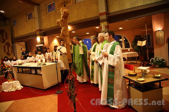 2012.11.18_16.22.37.jpg - Eva und DI Erich Berger, Leiter der Akademie für Familienpädagogik/Schönstatt am Kahlenberg, begrüßen die Familientrainer-Ehepaare und Gäste.