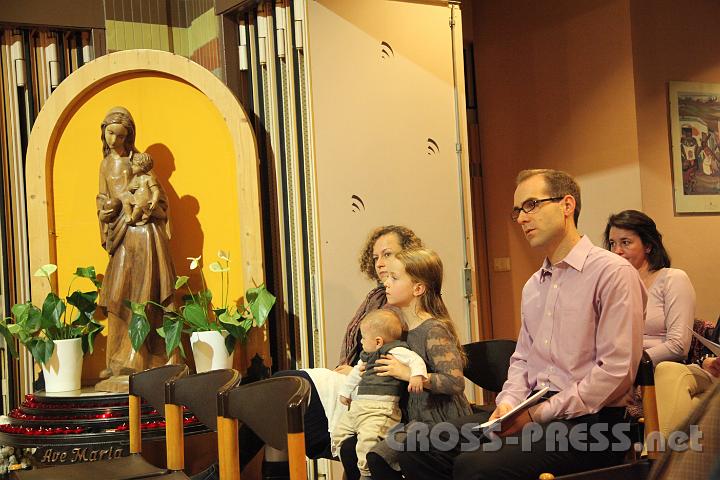 2012.11.18_16.24.58.jpg - Eva und DI Erich Berger, Leiter der Akademie für Familienpädagogik/Schönstatt am Kahlenberg, begrüßen die Familientrainer-Ehepaare und Gäste.