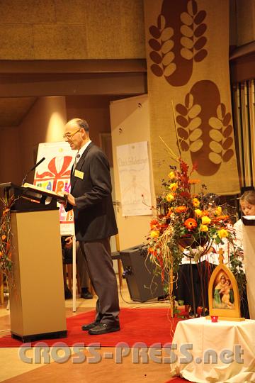 2012.11.18_16.26.22.jpg - Eva und DI Erich Berger, Leiter der Akademie für Familienpädagogik/Schönstatt am Kahlenberg, begrüßen die Familientrainer-Ehepaare und Gäste.