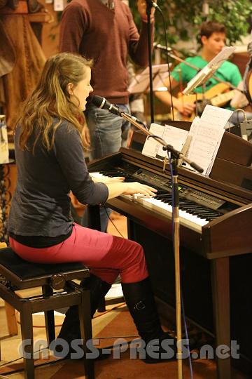 2012.11.18_16.27.09.jpg - Eva und DI Erich Berger, Leiter der Akademie für Familienpädagogik/Schönstatt am Kahlenberg, begrüßen die Familientrainer-Ehepaare und Gäste.