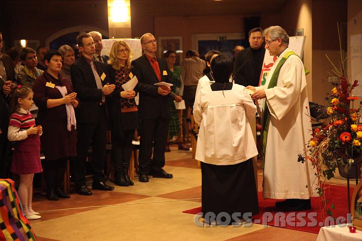 2012.11.18_16.29.39_01.jpg - Eva und DI Erich Berger, Leiter der Akademie für Familienpädagogik/Schönstatt am Kahlenberg, begrüßen die Familientrainer-Ehepaare und Gäste.