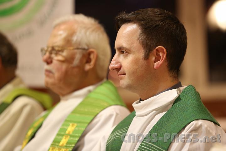 2012.11.18_16.34.21.jpg - Eva und DI Erich Berger, Leiter der Akademie für Familienpädagogik/Schönstatt am Kahlenberg, begrüßen die Familientrainer-Ehepaare und Gäste.