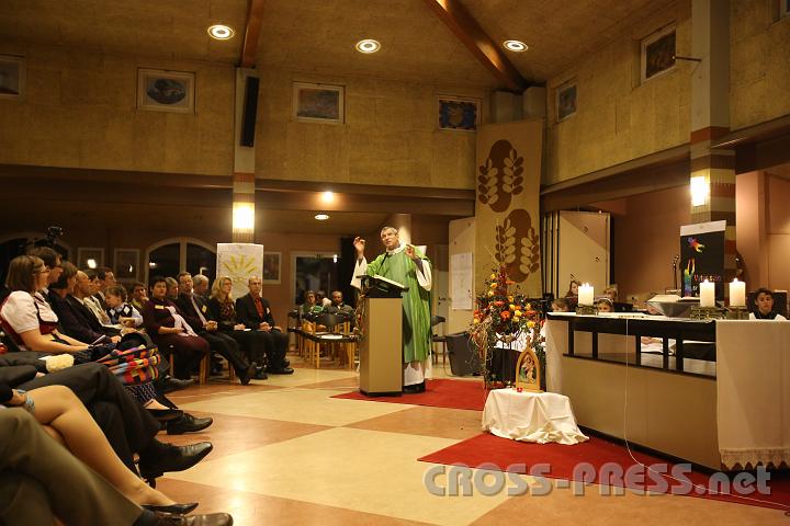 2012.11.18_16.39.15.jpg - Eva und DI Erich Berger, Leiter der Akademie für Familienpädagogik/Schönstatt am Kahlenberg, begrüßen die Familientrainer-Ehepaare und Gäste.