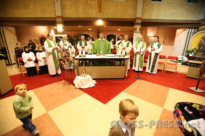 2012.11.18_16.51.01.jpg - Eva und DI Erich Berger, Leiter der Akademie für Familienpädagogik/Schönstatt am Kahlenberg, begrüßen die Familientrainer-Ehepaare und Gäste.