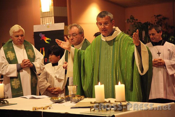 2012.11.18_16.51.31.jpg - Eva und DI Erich Berger, Leiter der Akademie für Familienpädagogik/Schönstatt am Kahlenberg, begrüßen die Familientrainer-Ehepaare und Gäste.