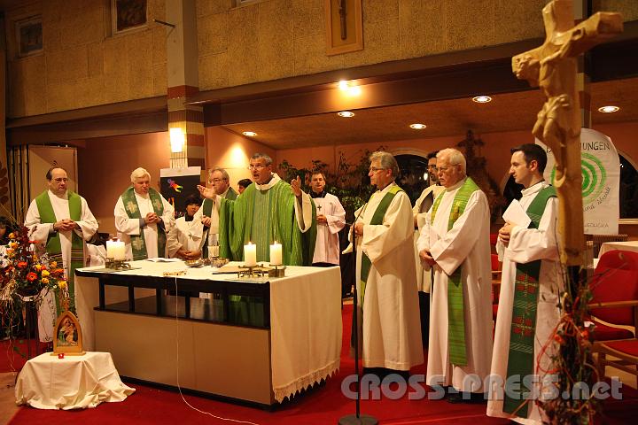 2012.11.18_16.51.48.jpg - Eva und DI Erich Berger, Leiter der Akademie für Familienpädagogik/Schönstatt am Kahlenberg, begrüßen die Familientrainer-Ehepaare und Gäste.