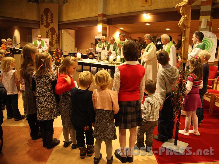 2012.11.18_16.55.45.jpg - Eva und DI Erich Berger, Leiter der Akademie für Familienpädagogik/Schönstatt am Kahlenberg, begrüßen die Familientrainer-Ehepaare und Gäste.