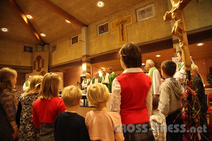 2012.11.18_16.56.17_01.jpg - Eva und DI Erich Berger, Leiter der Akademie für Familienpädagogik/Schönstatt am Kahlenberg, begrüßen die Familientrainer-Ehepaare und Gäste.