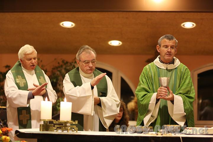 2012.11.18_16.56.32.jpg - Eva und DI Erich Berger, Leiter der Akademie für Familienpädagogik/Schönstatt am Kahlenberg, begrüßen die Familientrainer-Ehepaare und Gäste.
