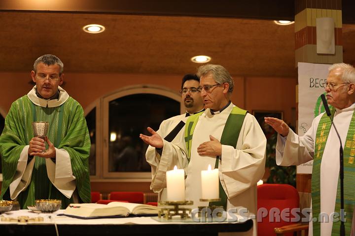 2012.11.18_16.56.38.jpg - Eva und DI Erich Berger, Leiter der Akademie für Familienpädagogik/Schönstatt am Kahlenberg, begrüßen die Familientrainer-Ehepaare und Gäste.