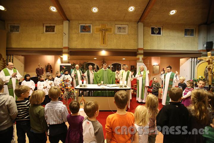 2012.11.18_16.57.39.jpg - Eva und DI Erich Berger, Leiter der Akademie für Familienpädagogik/Schönstatt am Kahlenberg, begrüßen die Familientrainer-Ehepaare und Gäste.