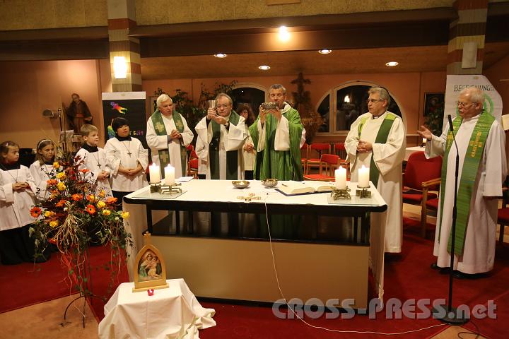 2012.11.18_16.59.11.jpg - Eva und DI Erich Berger, Leiter der Akademie für Familienpädagogik/Schönstatt am Kahlenberg, begrüßen die Familientrainer-Ehepaare und Gäste.