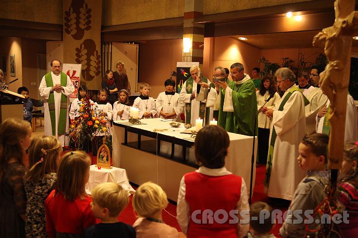 2012.11.18_16.59.36.jpg - Eva und DI Erich Berger, Leiter der Akademie für Familienpädagogik/Schönstatt am Kahlenberg, begrüßen die Familientrainer-Ehepaare und Gäste.