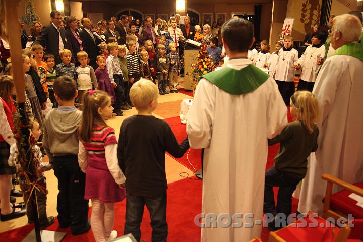 2012.11.18_17.00.05.jpg - Eva und DI Erich Berger, Leiter der Akademie für Familienpädagogik/Schönstatt am Kahlenberg, begrüßen die Familientrainer-Ehepaare und Gäste.