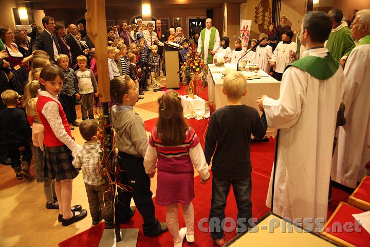 2012.11.18_17.00.30.jpg - Eva und DI Erich Berger, Leiter der Akademie für Familienpädagogik/Schönstatt am Kahlenberg, begrüßen die Familientrainer-Ehepaare und Gäste.