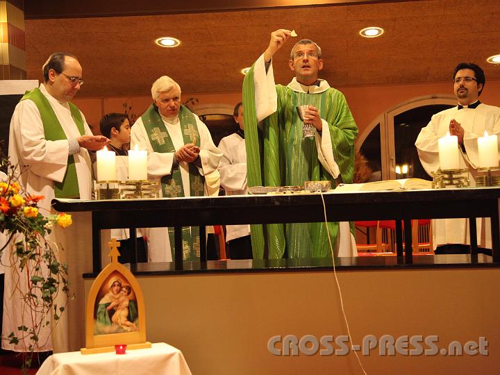 2012.11.18_17.04.52.jpg - Eva und DI Erich Berger, Leiter der Akademie für Familienpädagogik/Schönstatt am Kahlenberg, begrüßen die Familientrainer-Ehepaare und Gäste.