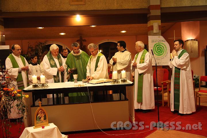 2012.11.18_17.06.13.jpg - Eva und DI Erich Berger, Leiter der Akademie für Familienpädagogik/Schönstatt am Kahlenberg, begrüßen die Familientrainer-Ehepaare und Gäste.