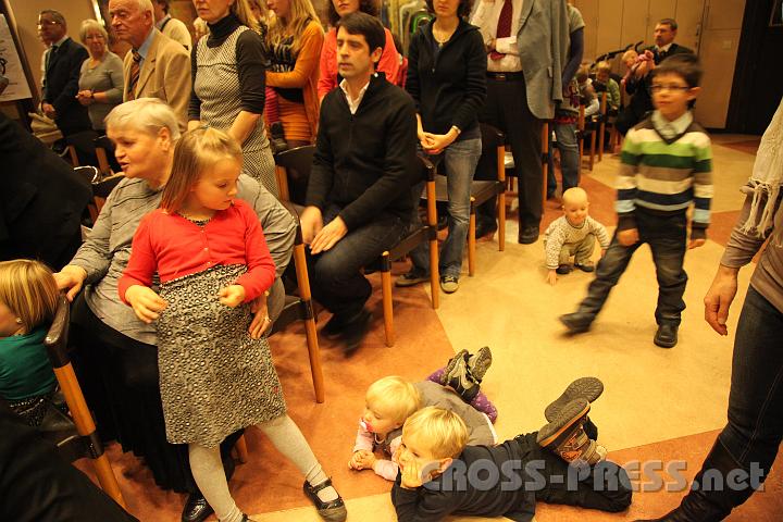 2012.11.18_17.06.28.jpg - Eva und DI Erich Berger, Leiter der Akademie für Familienpädagogik/Schönstatt am Kahlenberg, begrüßen die Familientrainer-Ehepaare und Gäste.