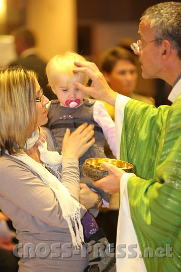 2012.11.18_17.07.07.jpg - Eva und DI Erich Berger, Leiter der Akademie für Familienpädagogik/Schönstatt am Kahlenberg, begrüßen die Familientrainer-Ehepaare und Gäste.